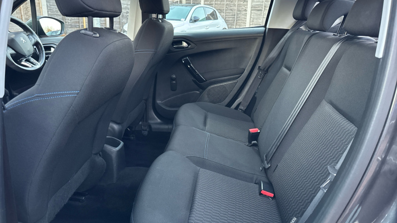 Peugeot 208 1.2 PureTech 82 Signature 5dr [Start Stop] Petrol Hatchback